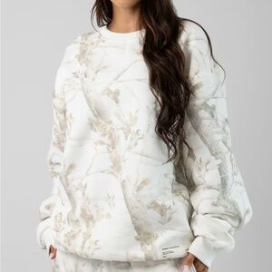 COMFRT Collection Camo Crew sz Medium in color white oak mint condition